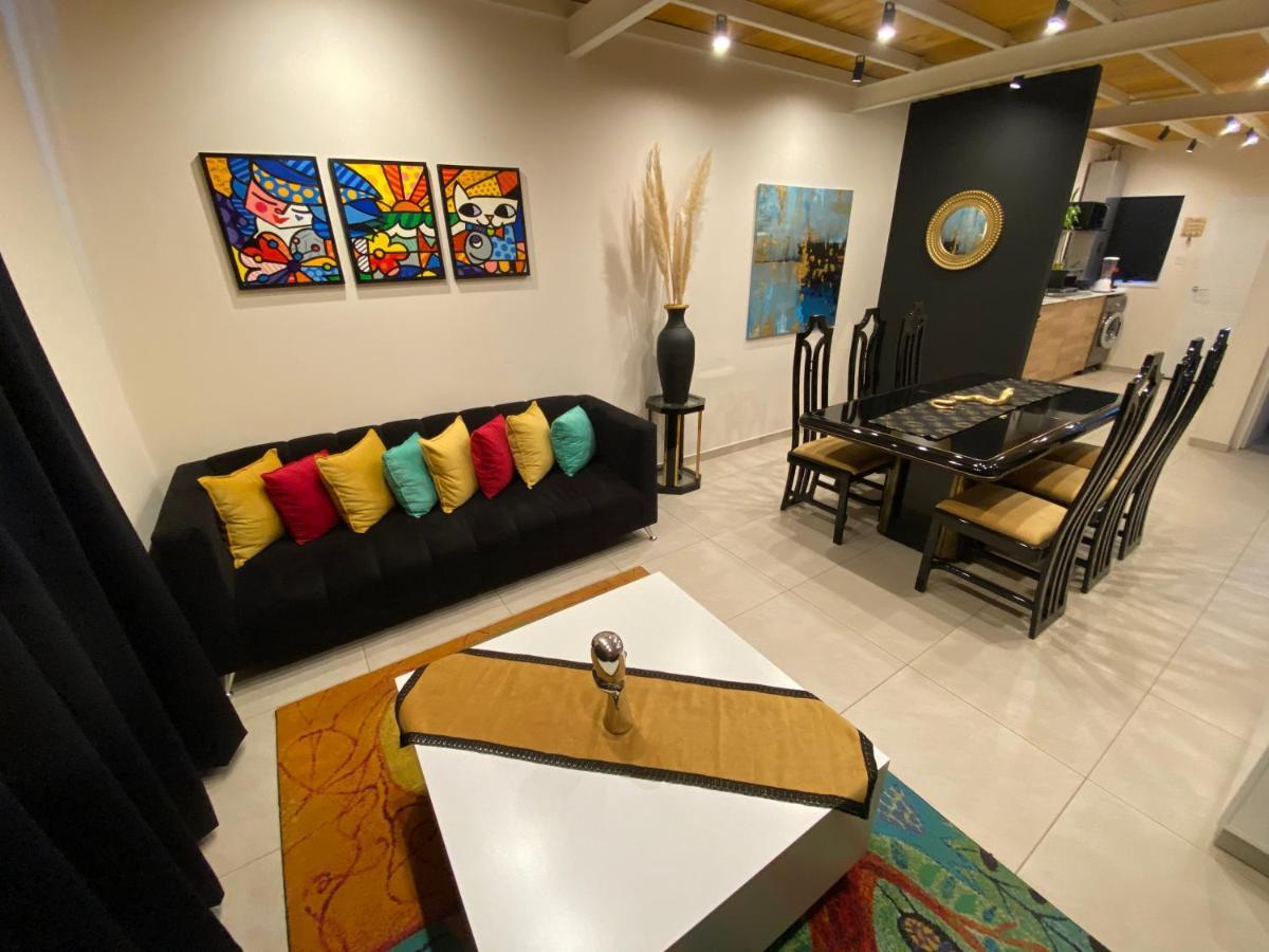 Urbana Premium Suites Apartamentos De Categoria Parking Privado - Seguridad - Sanatorio Allende - Hospital Privado - Estadio Kempes - Universidad Siglo 21 - Complejo Ferial Cordoba - Quorum - Aeropuerto Internacional Taravella Exterior photo