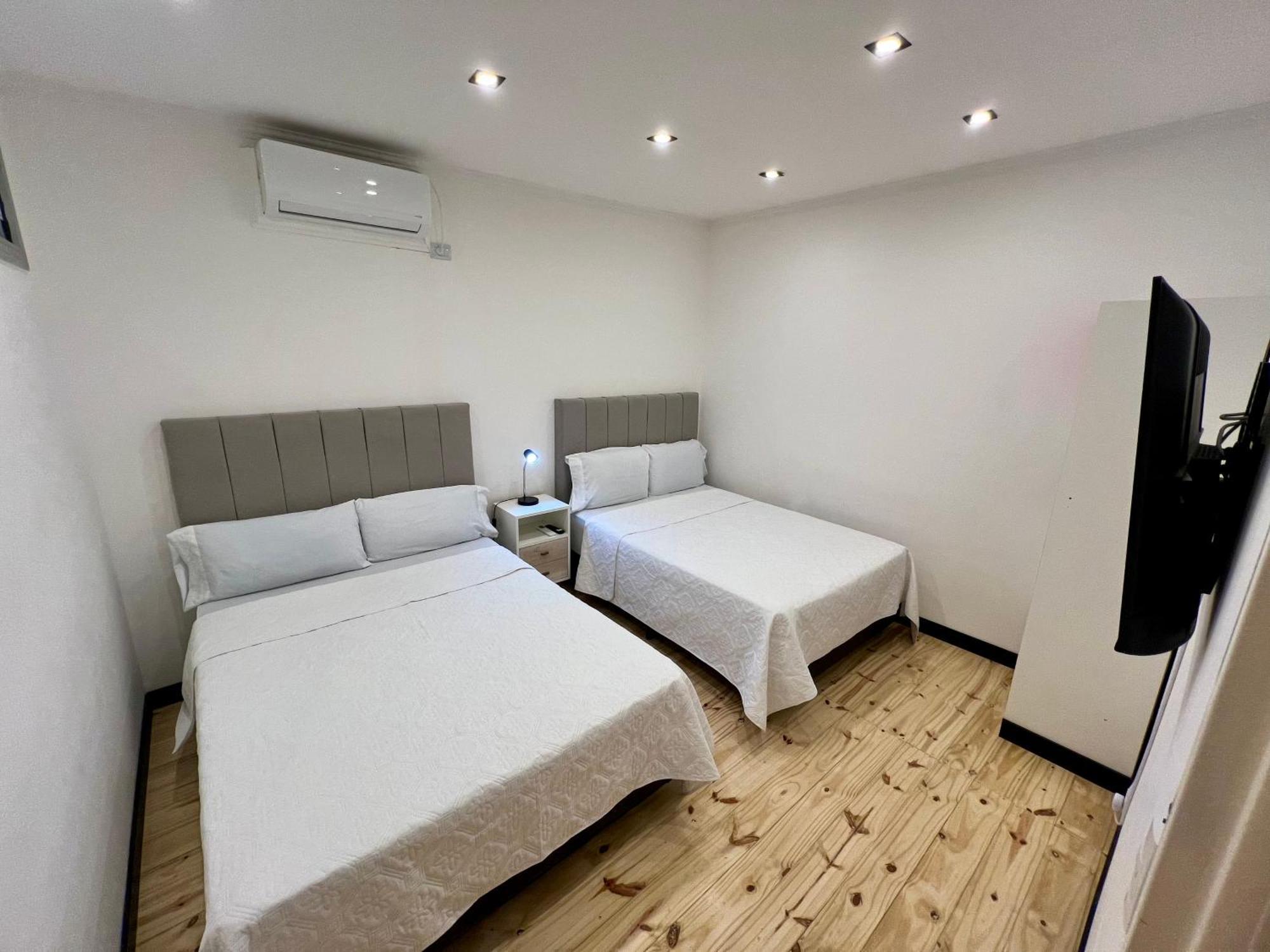 Urbana Premium Suites Apartamentos De Categoria Parking Privado - Seguridad - Sanatorio Allende - Hospital Privado - Estadio Kempes - Universidad Siglo 21 - Complejo Ferial Cordoba - Quorum - Aeropuerto Internacional Taravella Exterior photo